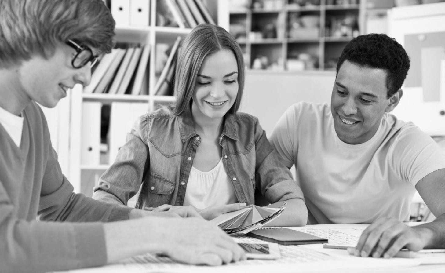 Groupe de professionnels collaborant dans un environnement d'apprentissage moderne